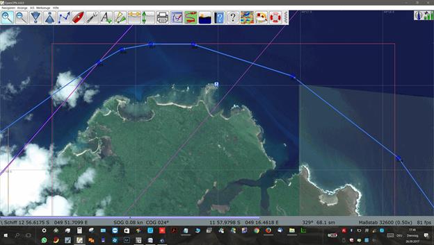 Die blaue Linie zeigt unseren geplante Route, ca. 1/2 Seemeile von der Küste und den Riffen entfernt. De Markierung mit dem blauen Anker ist kein Ankerplatz. Da bei GoogleEarth die Koordinaten der Landmasse immer korrekt sind, stellen wir mit so einer Markierung fest, ob die Seekarten auch korrekt sind, vgl. nächstes Bild.